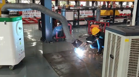 移動式焊接煙塵凈化器：青島路博環(huán)?！霸搭^捕捉、靈活高效”的車間凈化解決方案